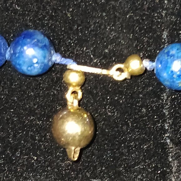This gorgeous 333k yellow gold and lapis cloisonne necklace is in fantastic cond - Picture 5 of 6